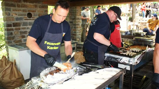 Die Helfer beim Hüttenfest in Treis-Karden haben alle Hände voll zu tun, die Gäste mit Schmorbraten zu versorgen.
