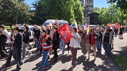 Der Demozug in Koblenz am Tag der Arbeit führte vom Reichenspergerplatz zum Deutschen Eck.