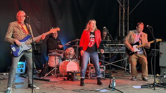 Die „Vokuhilas" heizten dem Publikum der Walpurgisnacht im Kreml Kulturhaus mit 80er Hits und NDW-Klassikern ordentlich ein.