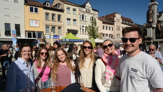 Die Stimmung war beim jüngsten Feierabendmarkt bestens, zumal er den passenden Einstieg in den Maifeiertag bildete.