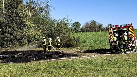 Einsatzkräfte der Freiwilligen Feuerwehr löschten einen Grasbrand in Ellweiler, der durch Glut eines Maifeuers entfacht wurde un