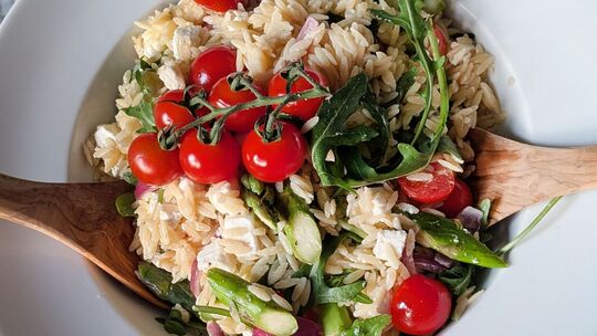 Reisnudelsalat mit gebratenem grünen Spargel