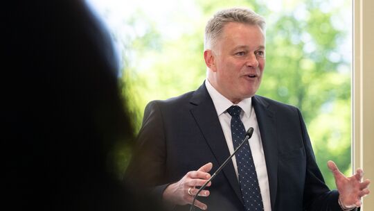 Für den designierten Ministerpräsidenten Gordon Schnieder (CDU) gab es bei einem "kleinen" CDU-Parteitag in Mainz viel Applaus u