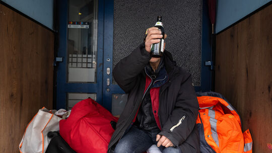 Obdachlose, stark alkoholisierte Menschen: Warum reagiert eigentlich niemand, wenn Menschen im öffentlichen Raum Hilfe brauchen?