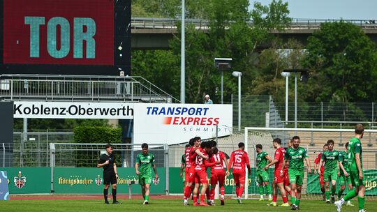 Rot-Weiss Koblenz feiert -- in diesem Fall das 1:0 von Mohammed Maroc beim 2:1 gegen Engers. Damit sind die Gastgeber auch ganz