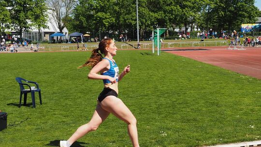 Lena Müller von der LLG Hunsrück gewann das 3000-Meter-Rennen in Bingen in neuer persönlicher Bestzeit (10:25 Minuten).