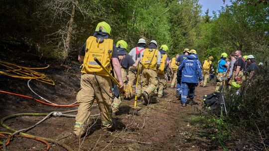 Hunderte Einsatzkräfte bekämpfen Waldbrand bei Friesenhagen