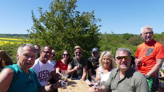 Diese Wanderer aus Odernheim und Duchroth genossen den Wein und den Blick in die Landschaft.
