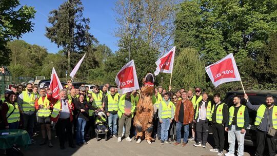 Flagge zeigen für mehr Lohn und Arbeitsplatzsicherheit: Diesem Aufruf der Gewerkschaft Verdi kamen rund 80 Beschäftigte des Tele