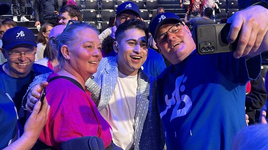 Abii hat einen Fanclub: Mehr als 30 Freunde und Familienmitglieder reisten nach Köln zum Halbfinale von DSDS.