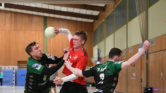 Der aus der Reserve aufgerückte Tom Mittler (am Ball) musste am Elsäßer Platz nach gutem Start wegen einer Kniescheiben-Blessur