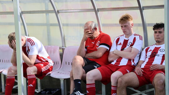 Depression nach der erneuten Heimniederlage auf der Bank des SC Idar-Oberstein. Torschütze Alessandro Marino, Torjäger Florian Z