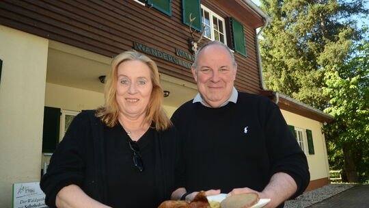 Mittwochs bleiben Beate und Andreas Paulus ganz traditionell beim Hähnchentag im Waldheim, das vor Kurzem wiedereröffnet hat. Di