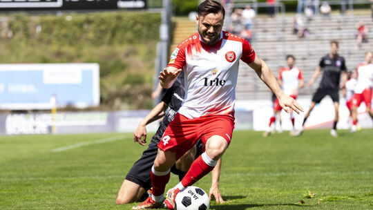 Ömer Tokac (in Rot-Weiß) und seine Sportfreunde Siegen mussten sich gegen den Bonner SC (in Schwarz) knapp geschlagen geben.