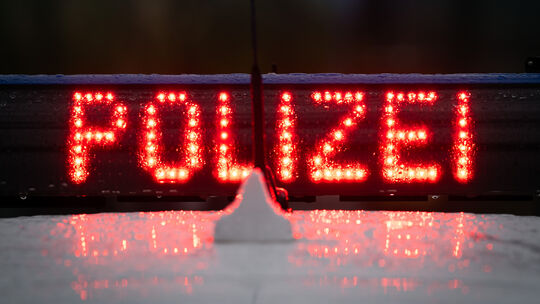 Die Polizei ermittel in einem Fall von Brandstiftung an einem Strommast bei Seesbach.