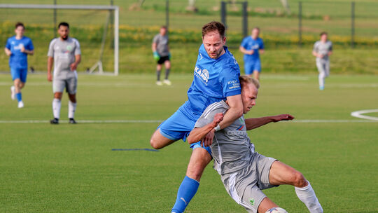 Fabian Hüsch (links) und seine SG Müschenbach konnten den FC Niederroßbach um Tim Christian (rechts) niederringen und drei wicht
