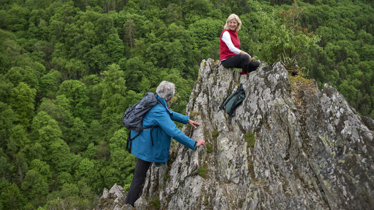 Ausruhen auf einem Felsen und die fantastische Aussicht genießen: Die Altlayer Schweiz bietet zahlreiche Attraktionen.