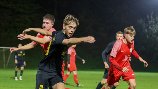 Joshua Kleis (schwarzes Trikot) verlässt den TuS Hoppstädten nun doch und wechselt zur neuen Saison zum SC Idar-Oberstein.