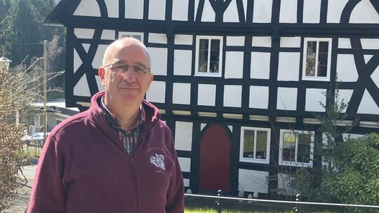 Thomas Schnabel ist Ortsbürgermeister der Westerwaldgemeinde Mehren. Bereits seit seinem 19. Lebensjahr engagiert er sich im Gem