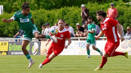 Kaum zu fassen: JP Houngbedji (links) war auffälligster Waldalgesheimer im Derby. Die beiden Hüffelsheimer Elias Ludwig (rechts)