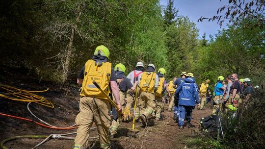 Ein Waldbrand in unwegsamem Gelände bei Friesenhagen hat am Freitag und Samstag Hunderte von Einsatzkräften gefordert, die auch