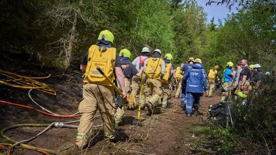 Ein Waldbrand in unwegsamem Gelände bei Friesenhagen hat am Freitag und Samstag Hunderte von Einsatzkräften gefordert, die auch