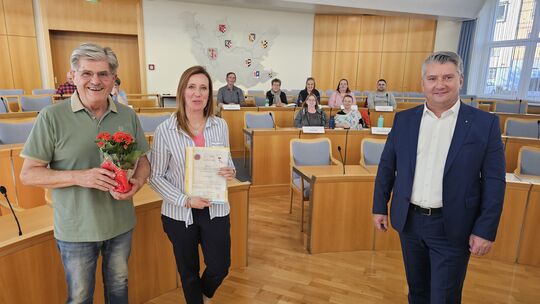 Horst Müller, Sprecher des Integrationsbeirates, überreichte der designierten Landtagsabgeordneten Caroline Pehlke im Beisein vo