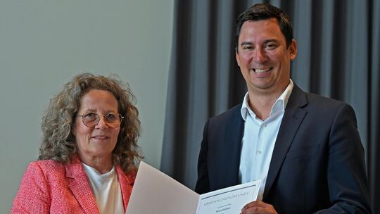 Bernadette Jourdant vereidigte ihren Nachfolger Christian Klein und übergab ihm während einer Stadtratssitzung die Ernennungsurk