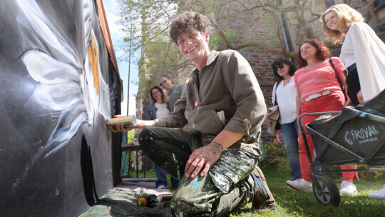 Der Heimbach-Weiser Street-Art-Künstler Alexander Heyduczek, Schirmherr von "Kunst im Karree" in Neuwied, ist kein Mann großer W