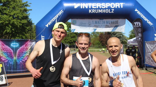 Benjamin Becker (Mitte) gewann den 44. Lohners Vulkan Marathon. Richard Weise (links) kam als Dritter in das Ziel und Sven Fisch