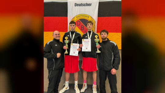 Valentin Schulz ganz oben auf dem Siegertreppchen (links). Der Idar-Obersteiner Faustkämpfer triumphierte bei der Deutschen U-17