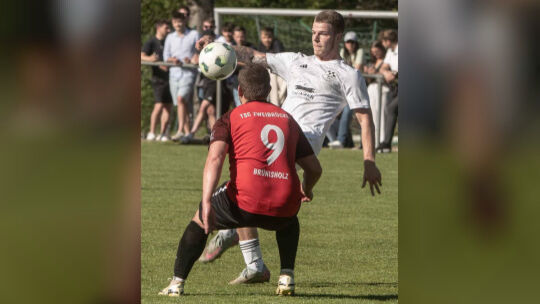 Erlösung: Elias Pfenning (weißes Trikot) rettet seinem Team mit dem 1:1-Ausgleich einen wichtigen Punkt in Hinterweidenthal.