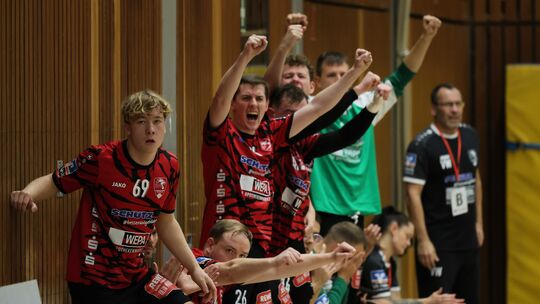 Die Siegerfäuste des HV Vallendar: Am Samstag schloss der HVV die Saison mit einem Heimspiel ab und feierte im Anschluss die Mei
