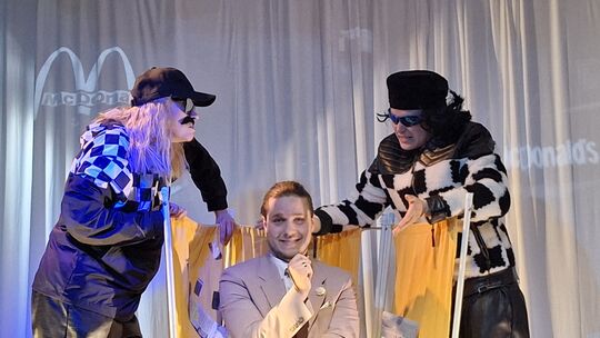 Achtsamkeit inmitten eines Bandenkriegs: die Darsteller Jonas Bluhm (als Anwalt Diemel, Mitte), Annika Woyda (links), Phi Long L