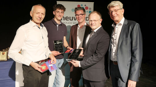 Die Stadt Neuwied ehrt die Sportler des Jahres: Die Sprinter Friedhelm Adorf (links) und Finley Stricker (2. von links) mit Neuw