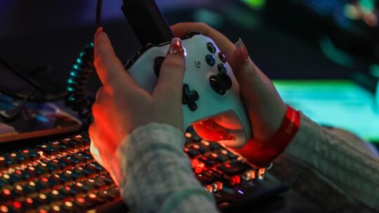 Eine Besucherin der Videospielmesse Gamescom zockt.