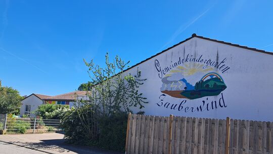 Die bauliche Erweiterung der Kita „Zauberwind“ lässt auf sich warten. Der Gemeinderat zog in seiner jüngsten Sitzung den Zuwendu
