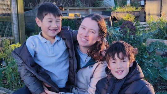 Tatjana Manabe mit ihren Söhnen an einem ihrer Lieblingsplätze: „Als Kind habe ich im Garten meiner Oma in Miehlen wahnsinnig vi