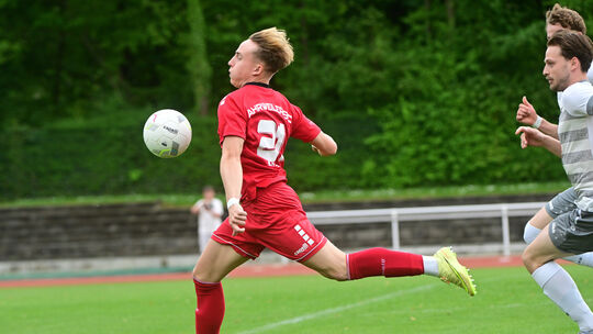 Ahrweilers Luca Marx (rotes Trikot) war gerade in Hälfte eins meist einen Schritt schneller als die Immendorfer Defensive. Vor a