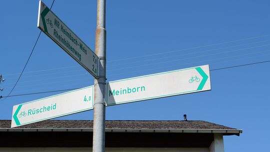 Damit Wege die bekannte weiß-grüne Beschilderung bekommen, müssen sie dem Kriterienkatalog der „Hinweise zur wegweisenden Beschi