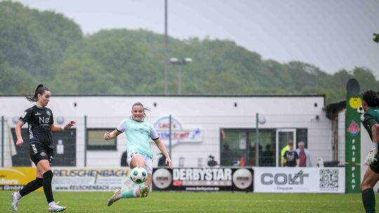 Nach ihrem Kopfballtor zum 1:0 traf Malou Müller (im hellblauen Trikot) erstmals mit dem Fuß zum 5:1-Endstand im Auswärtsspiel d