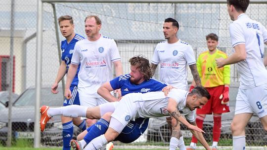 Die SG Westum/Löhndorf (vorn in Blau mit Marcel Ossendorf) kämpfte noch einmal verbissen, verlor aber gegen den HSV Neuwied 1:2