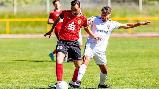 Urbars Jakov Serdarusic (rotes Trikot, hier im Spiel gegen Oberwesel) steuerte einen Treffer beim 6:0 bei.