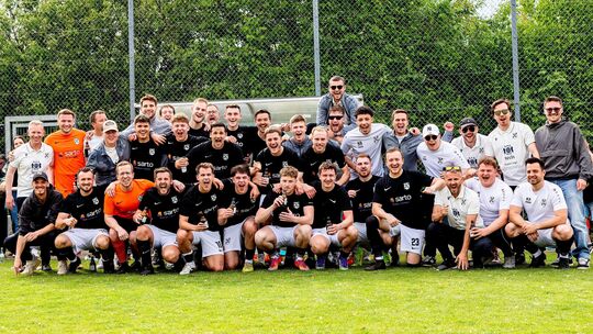 Meisterfoto: Die SG Urbar/Werlau steht nach dem 3:1 beim SV Waldesch als Meister der B Staffel 9 fest.