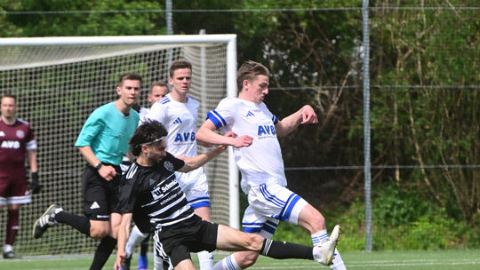 Heimersheims Peter van Weenen (am Ball) ist einen Schritt schneller als sein Remagener Gegenspieler, aber das Spiel hat der SVR