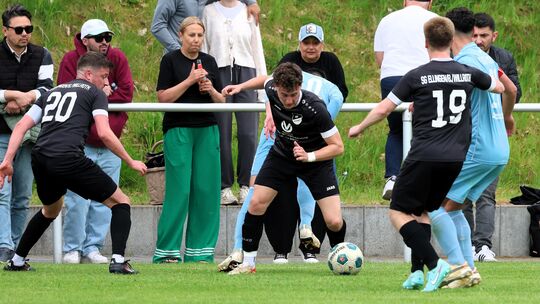 Die SG Ellingen (schwarze Trikots) und der SV Türkiyemspor Ransbach-Baumbach lieferten sich im Topspiel intensive Zweikämpfe. To