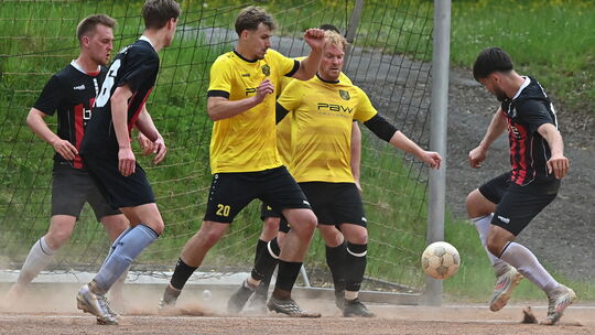 Die Sportfreunde Schönstein (in Gelb) waren dem Heimsieg gegen die SG Rennerod (in Schwarz-Rot) lange Zeit sehr nahe.