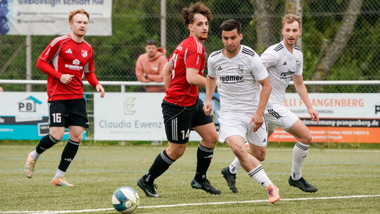 Das Nachsehen hatten die Spieler der TuS Burgschwalbach (rote Trikots) in ihrer Partie beim TuS Asbach. Die Gastgeber setzten si