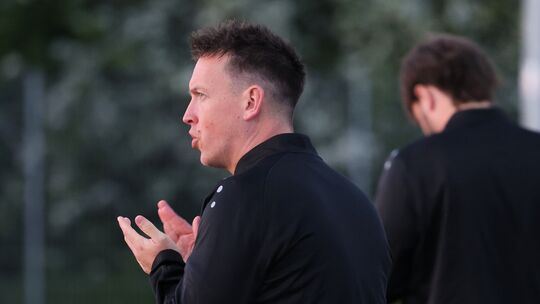 Applaus für sein Team: Durch das 4:0 in Morbach hat die SG 99 Andernach um Coach Kim Kossmann nun 52 Punkte in der Rheinlandliga