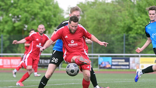 Niederzissens Patrick Melcher (vorn) und Walporzheims Maximilian Münch kämpfen um den Ball; Niederzissen gewann 5:2 und hat weit